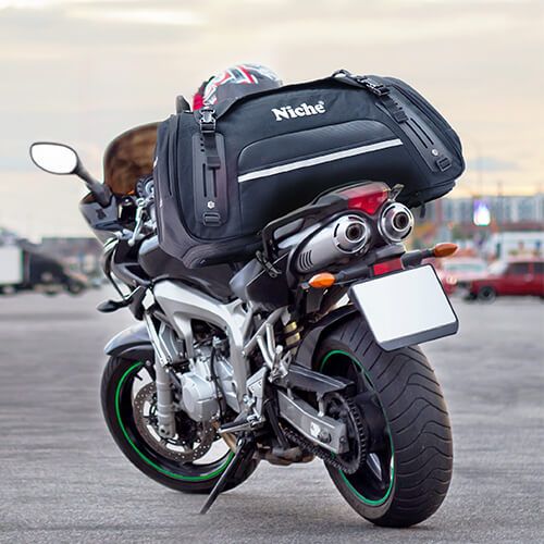 Motorrad-Hecktasche 60 Liter ist mit einem Schnellverschluss-System ausgestattet, das sich leicht an der Rückseite des Motorradsitzes oder Gepäckträgers installieren lässt
